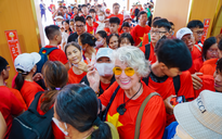 Khách du lịch diện áo cờ đỏ sao vàng đổ về Suối Tiên dịp 30.4