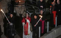 Giáo hoàng Leo nối lại truyền thống vác thánh giá trong lễ rước Thứ sáu Tuần Thánh