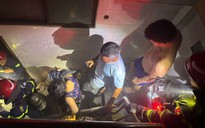 Cháy nhà 6 tầng ở TP.HCM, cảnh sát cứu 2 người mắc kẹt