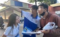 Tình nguyện viên hết mình hỗ trợ thí sinh thi đánh giá năng lực