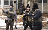 Đặc vụ ICE bắn một người đàn ông