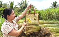Người phụ nữ miền Tây biến sợi cỏ vùng đất phèn thành túi xách... hàng hiệu