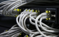 Có cần rút cáp Ethernet khỏi máy tính khi dùng Wi-Fi?