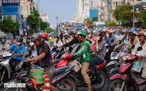 Đường Cộng Hòa đảo chiều giờ tan tầm: Xe máy chen chúc dưới chân cầu vượt Hoàng Hoa Thám