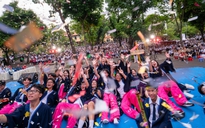 Học sinh Trường THPT Nguyễn Thị Minh Khai đón ‘mưa thanh xuân’ trong ngày chia tay