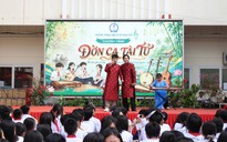 NSƯT Kim Tử Long cùng con tái diễn trích đoạn cải lương kinh điển ở trường học