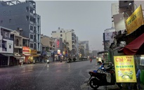 Giới trẻ rần rần vì cơn mưa đầu tiên sau bao ngày TP.HCM oi ả