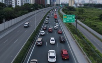 Cao tốc ùn dài khi người dân trở lại Hà Nội sớm