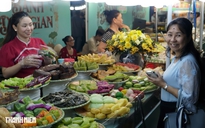 Lễ hội ẩm thực ở ngôi chợ trăm tuổi tại TP.HCM: Hàng trăm loại bánh miền Tây bắt mắt