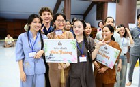 Thức trắng đêm lướt điện thoại trong vô thức, người trẻ đang tự 'hút cạn' bình an?