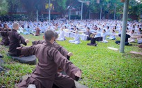 Mùa Phật đản: Bài học 'buông bỏ cái tôi' của những người trẻ gồng mình sống ảo