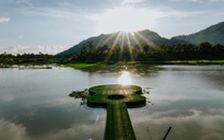 Về hồ Ô Thum ngắm non nước hữu tình, thưởng thức gà đốt lá chúc