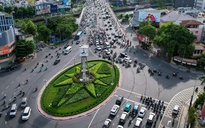 'Mượn' làn ngược chiều trên cầu Điện Biên Phủ, vòng xoay hạ nhiệt kẹt xe