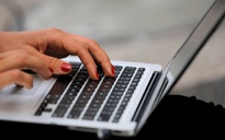 Chọn vỏ nhựa hay kim loại để giúp laptop mát hơn?