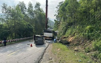 Lật xe ô tô tải dưới chân đèo Violak, 2 người tử vong trong đêm