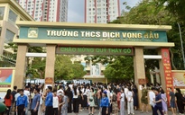 Phụ huynh căng thẳng, đứng kín cổng trường 'ngóng con' thi vào lớp 10