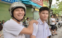 Đưa con vượt 30 km thi vào lớp 10, bố bóp vai mong con viết văn thật tốt