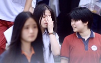 Thí sinh Hà Nội bật khóc nức nở khi ra khỏi phòng thi môn toán