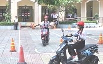 CSGT TP.HCM vào trường dạy học sinh tránh 'điểm mù' xe tải