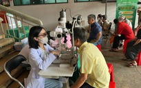 Đang bán hàng, tiểu thương ở chợ được gọi đi... khám mắt
