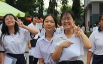 Ăn đậu đỏ, mang dầu gió vào phòng thi văn lớp 10 TP.HCM