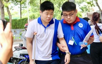 Nam sinh chống nạng bước vào phòng thi bằng sự tiếp sức của những người xa lạ