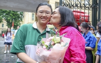 Sĩ tử Hà Nội rạng ngời trong vòng tay người thân sau ngày đầu thi tốt nghiệp THPT