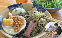 Quán bún cua thối Gia Lai hiếm có ở TP.HCM: 'Thum thủm mà… lỡ ghiền!'