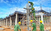 Người lính 'gác súng cầm bay': Dựng những mái trường giữa đại ngàn Đà Nẵng