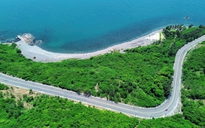 Bãi Sỏi dưới đèo Lương Sơn tuyệt đẹp, biển Nha Trang rất 'khác lạ'