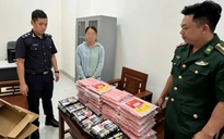 Bắt hơn 900 kg chân gà hôi thối, xúc xích không rõ nguồn gốc