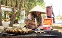 Thưởng thức cá trích nướng vừa rời bếp than ở biển Quảng Trị