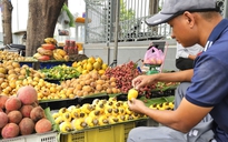 Gian hàng trái cây tuổi thơ ở TP.HCM: Người lớn tìm ký ức, trẻ nhỏ lần đầu biết
