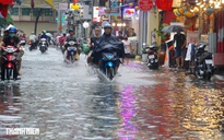 Mưa lớn ở TP.HCM chiều 2.6: Phố Tây Bùi Viện nước ngập lênh láng