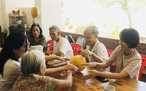 Tiếng hát ở viện dưỡng lão và lời dặn rưng rưng: ‘Nhớ ghé thăm các cụ nha!’