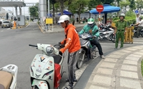 Shipper, xe ôm công nghệ đeo tai nghe chỉ đường Google Maps có bị phạt?