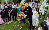 Chú rể đi rước dâu bằng xe đạp 'gây sốt' mạng