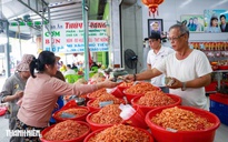 'Đừng để người ở xa về phiền lòng': Hàng quán Tắc Sậy giữ giá đón khách hành hương
