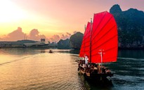 Ngắm cánh buồm đỏ đầy hoài niệm trên vịnh Hạ Long