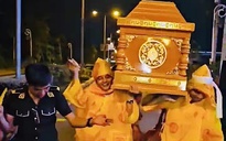 Vụ khiêng quan tài diễu phố phản cảm ở Cần Thơ: Chủ tiệc nói muốn ‘trải nghiệm’