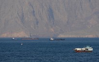 Iran đóng cửa eo biển Hormuz, bắn cảnh cáo tàu đi sai luồng