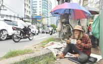 Cụ ông 86 tuổi đạp xe bán vé số, chỉ mong còn sức lo cho vợ bệnh