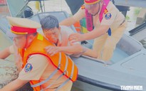 CSGT cứu sống người đàn ông nhảy cầu Mỹ Thuận tự tử