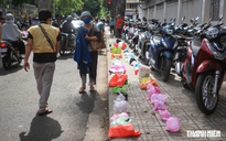 Hàng túi ni lông vỉa hè Bệnh viện Hùng Vương, phận nghèo vơi xót xa