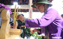 Gia đình nhận thân nhân liệt sĩ Huỳnh Văn Quên đến công viên Lê Thị Riêng thắp nhang