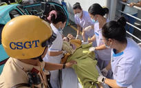 Đang mở đường cho sản phụ, CSGT bất ngờ đổi hướng vì em bé chào đời trên taxi
