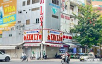 Cửa hàng kim cương đóng cửa, khách hàng bán lại ở đâu?