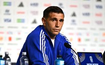Thủ môn Martinez khiến CĐV Argentina vô cùng bất an: 'Tay tôi còn đau, chưa thể phẫu thuật vì…’