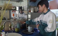 Nam sinh mồ côi cha trở thành thủ khoa kép từ những tảo tần của mẹ