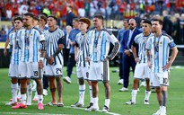 Đội tuyển Argentina trở về nước trong cơn đượm buồn, tại sao Messi ở lại Mỹ?